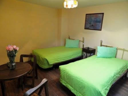 Hostal Bash And Crash